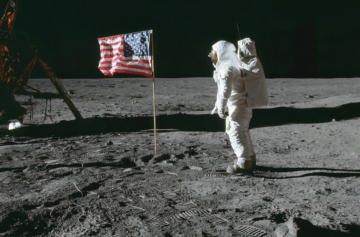Der Astronaut Buzz Aldrin, Pilot der Mondlandefähre, posiert für ein Foto neben der US-Flagge, die während der Landung der Apollo-11-Mission am 20. Juli 1969 auf dem Mond auf der Tranquility Base angebracht wurde.